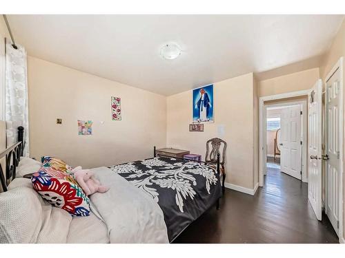 2522 10 Avenue Se, Calgary, AB - Indoor Photo Showing Bedroom