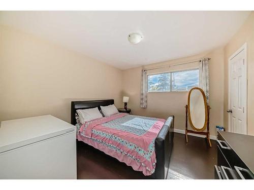 2522 10 Avenue Se, Calgary, AB - Indoor Photo Showing Bedroom