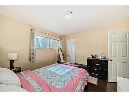 2522 10 Avenue Se, Calgary, AB - Indoor Photo Showing Bedroom