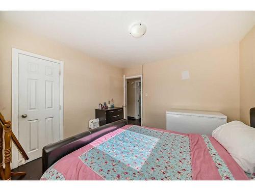 2522 10 Avenue Se, Calgary, AB - Indoor Photo Showing Bedroom