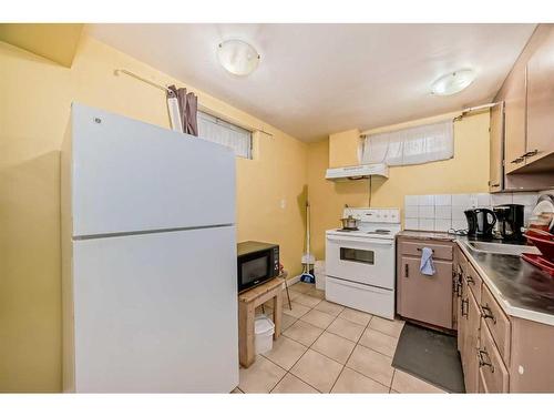 2522 10 Avenue Se, Calgary, AB - Indoor Photo Showing Kitchen