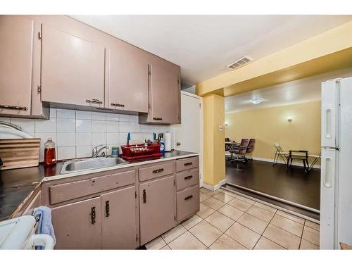 2522 10 Avenue Se, Calgary, AB - Indoor Photo Showing Kitchen