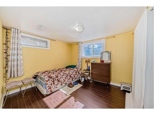 2522 10 Avenue Se, Calgary, AB - Indoor Photo Showing Bedroom