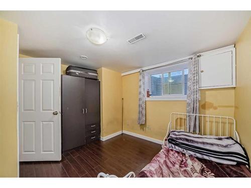 2522 10 Avenue Se, Calgary, AB - Indoor Photo Showing Bedroom