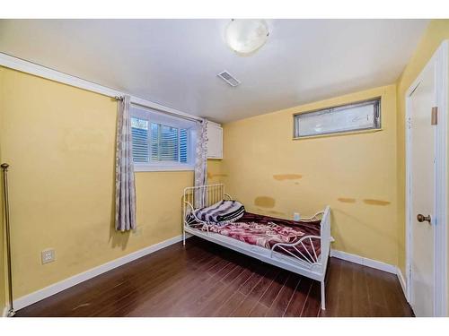 2522 10 Avenue Se, Calgary, AB - Indoor Photo Showing Bedroom