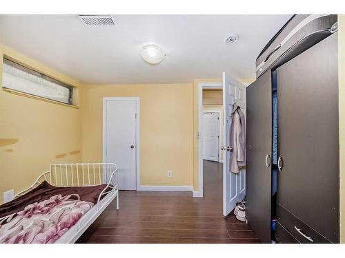 2522 10 Avenue Se, Calgary, AB - Indoor Photo Showing Bedroom