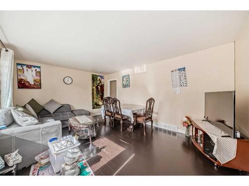 2522 10 Avenue Se, Calgary, AB - Indoor Photo Showing Living Room