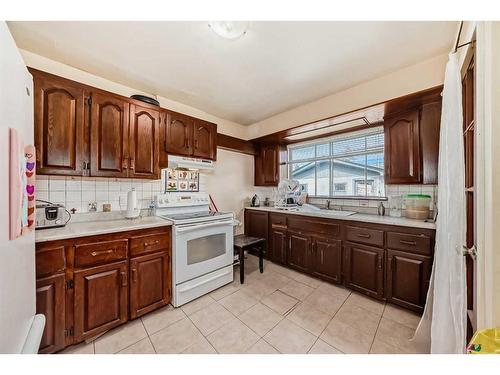 2522 10 Avenue Se, Calgary, AB - Indoor Photo Showing Kitchen