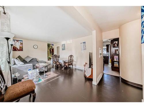 2522 10 Avenue Se, Calgary, AB - Indoor Photo Showing Living Room