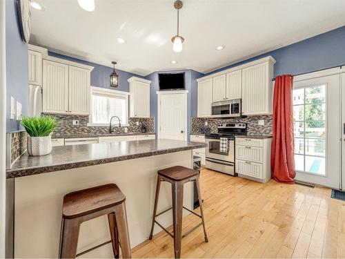 148 Heritage Rd, Magrath, AB - Indoor Photo Showing Kitchen With Upgraded Kitchen