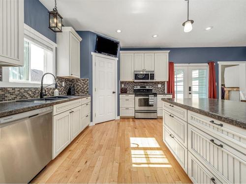 148 Heritage Rd, Magrath, AB - Indoor Photo Showing Kitchen With Stainless Steel Kitchen With Double Sink With Upgraded Kitchen