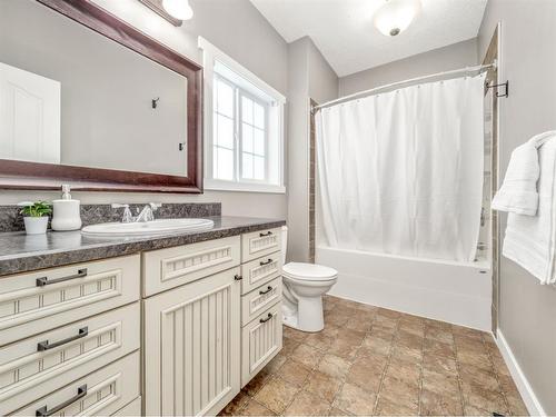 148 Heritage Rd, Magrath, AB - Indoor Photo Showing Bathroom