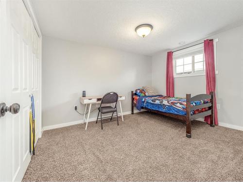 148 Heritage Rd, Magrath, AB - Indoor Photo Showing Bedroom