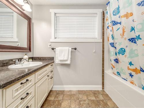 148 Heritage Rd, Magrath, AB - Indoor Photo Showing Bathroom