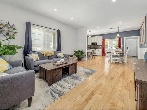 148 Heritage Rd, Magrath, AB - Indoor Photo Showing Living Room