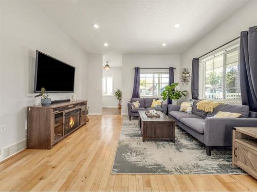 148 Heritage Rd, Magrath, AB - Indoor Photo Showing Living Room