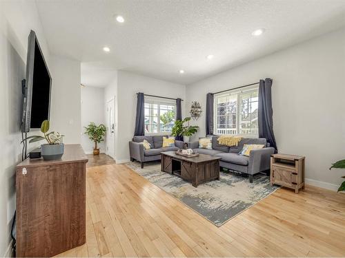 148 Heritage Rd, Magrath, AB - Indoor Photo Showing Living Room