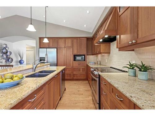 6530 Sierra Morena Boulevard Sw, Calgary, AB - Indoor Photo Showing Kitchen With Stainless Steel Kitchen With Double Sink With Upgraded Kitchen