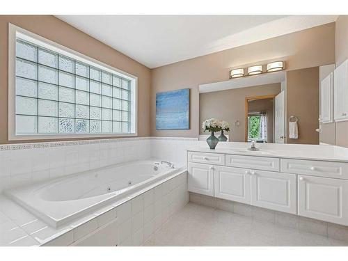 6530 Sierra Morena Boulevard Sw, Calgary, AB - Indoor Photo Showing Bathroom