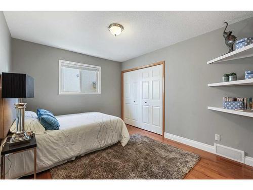 6530 Sierra Morena Boulevard Sw, Calgary, AB - Indoor Photo Showing Bedroom