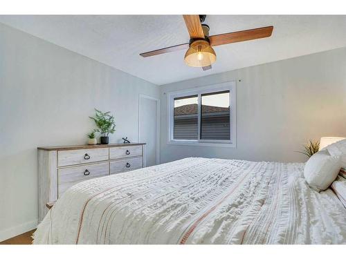 7143 18 Street Se, Calgary, AB - Indoor Photo Showing Bedroom