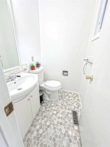 7143 18 Street Se, Calgary, AB - Indoor Photo Showing Bathroom