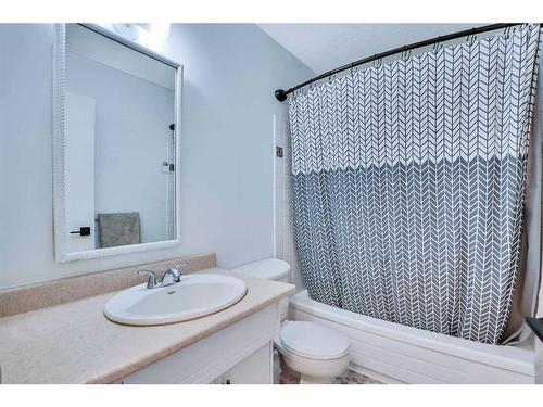 7143 18 Street Se, Calgary, AB - Indoor Photo Showing Bathroom