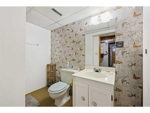 7143 18 Street Se, Calgary, AB - Indoor Photo Showing Bathroom