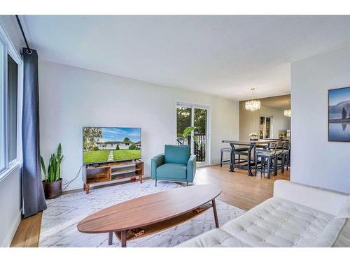 7143 18 Street Se, Calgary, AB - Indoor Photo Showing Living Room