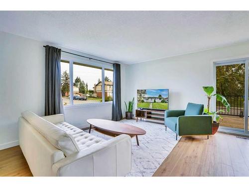 7143 18 Street Se, Calgary, AB - Indoor Photo Showing Living Room