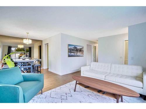 7143 18 Street Se, Calgary, AB - Indoor Photo Showing Living Room