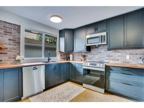 7143 18 Street Se, Calgary, AB - Indoor Photo Showing Kitchen With Upgraded Kitchen