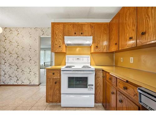 5711 Dalmead Crescent Nw, Calgary, AB - Indoor Photo Showing Kitchen