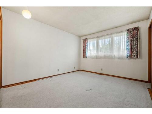 5711 Dalmead Crescent Nw, Calgary, AB - Indoor Photo Showing Other Room