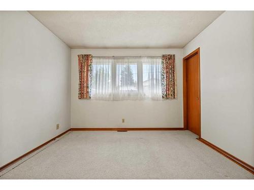 5711 Dalmead Crescent Nw, Calgary, AB - Indoor Photo Showing Other Room