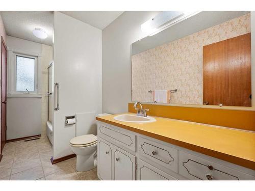 5711 Dalmead Crescent Nw, Calgary, AB - Indoor Photo Showing Bathroom