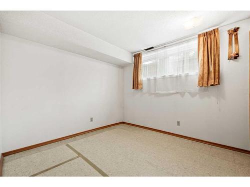 5711 Dalmead Crescent Nw, Calgary, AB - Indoor Photo Showing Other Room