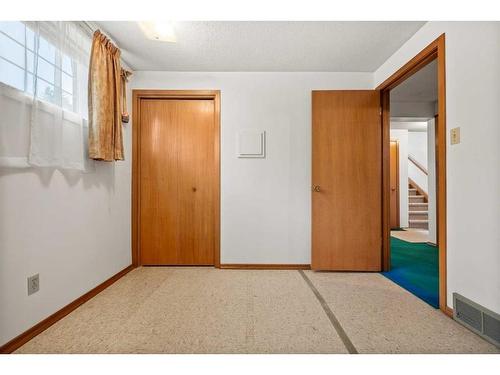 5711 Dalmead Crescent Nw, Calgary, AB - Indoor Photo Showing Other Room