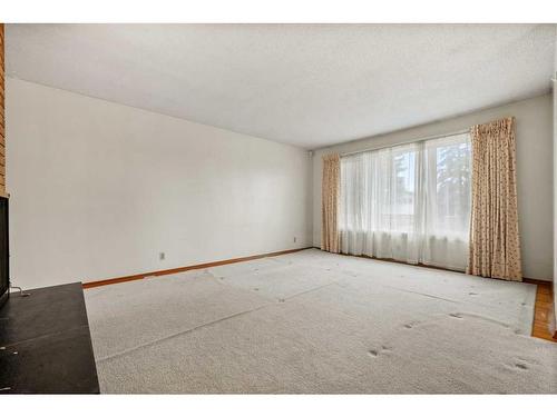 5711 Dalmead Crescent Nw, Calgary, AB - Indoor Photo Showing Other Room