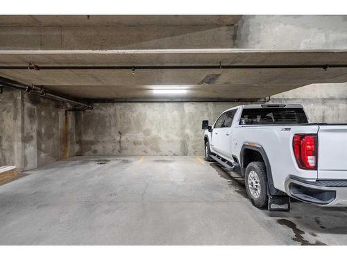 1107-24 Hemlock Crescent Sw, Calgary, AB - Indoor Photo Showing Garage