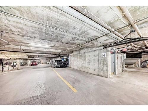 212-540 18Th Avenue, Calgary, AB - Indoor Photo Showing Garage