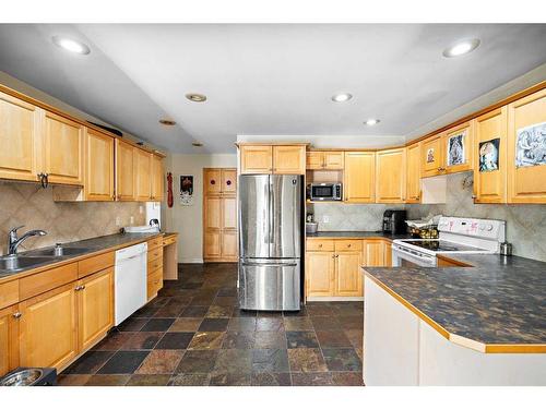 1468 Renfrew Drive Ne, Calgary, AB - Indoor Photo Showing Kitchen With Double Sink