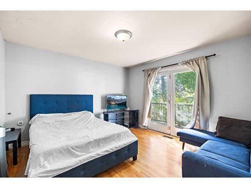 1468 Renfrew Drive Ne, Calgary, AB - Indoor Photo Showing Bedroom