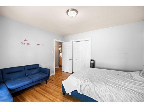 1468 Renfrew Drive Ne, Calgary, AB - Indoor Photo Showing Bedroom