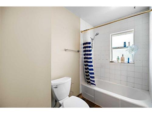 1468 Renfrew Drive Ne, Calgary, AB - Indoor Photo Showing Bathroom