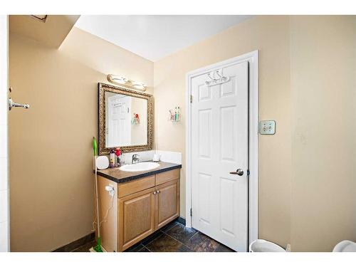 1468 Renfrew Drive Ne, Calgary, AB - Indoor Photo Showing Bathroom