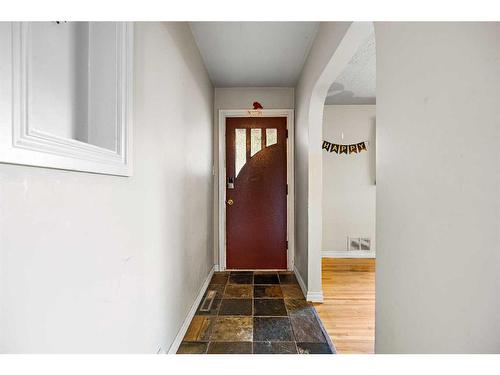 1468 Renfrew Drive Ne, Calgary, AB - Indoor Photo Showing Other Room