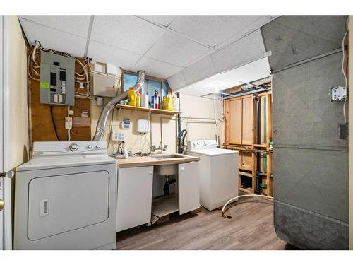 1468 Renfrew Drive Ne, Calgary, AB - Indoor Photo Showing Laundry Room