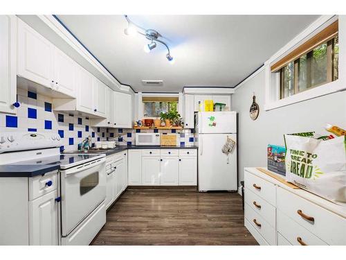 1468 Renfrew Drive Ne, Calgary, AB - Indoor Photo Showing Kitchen