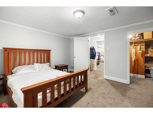 1468 Renfrew Drive Ne, Calgary, AB - Indoor Photo Showing Bedroom